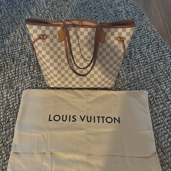 The Neverfull MM tote unites timeless design with heritage details. - Picture 4 of 17